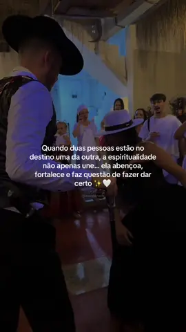 Quando é pra ser, a espiritualidade une, protege e abençoa. 🌙✨ Nada separa o que já foi escrito no destino. 💖 Você acredita em encontros de alma? Me conta nos comentários! ⸻ #umbanda #umbandaamor #espiritualidade #destino #amordedestino          