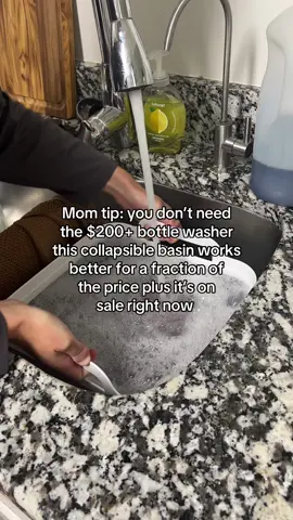 My mom tip of the day! One item I use multiple times a day to wash bottles and pump parts! #newmomtips #pumpingmom #foldingbucketwithhandle #multipurposedrainbasket #durablepulloutbasket #foldablebasin 