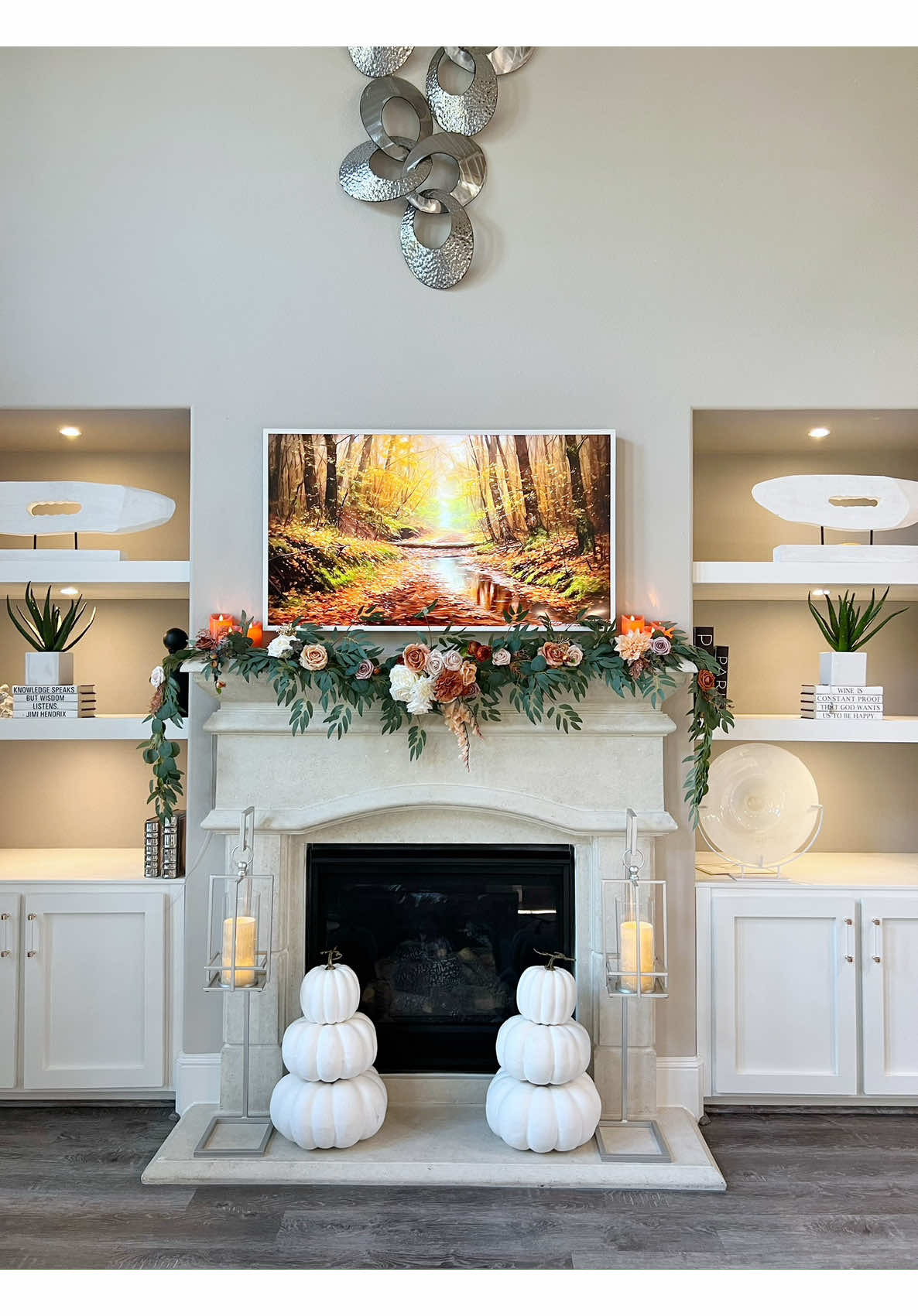 I have a few of these garlands and I love them! Perfect way to bring some fall touches to your home #mantledecor #fallhomedecor #falldecor 
