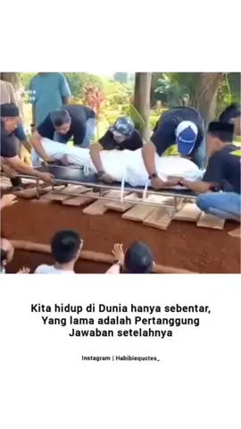 💥 *KITA LEBIH LAMA DI ALAM KUBUR DARI PADA DI DUNIA* Imam Nawawi sudah berada didalam kubur kurang lebih 800 tahun, sedangkan umur beliau hanya 43 tahun. Imam Syafi'i sudah berada didalam kubur kurang lebih 1200 tahun, sedangkan umur beliau hanya 53 tahun. Ternyata umur seseorang akan lebih lama hidup di alam kubur, ketimbang hidup di atas dunia. Lalu kenapa kita tidak disibukkan diri mencari perbekalan untuk hidup di alam kubur? Kenapa fokus kita hanya dunia dan dunia, sementara kematian itu bisa saja datang kapanpun ia mau. Source : Pustaka Sunnah