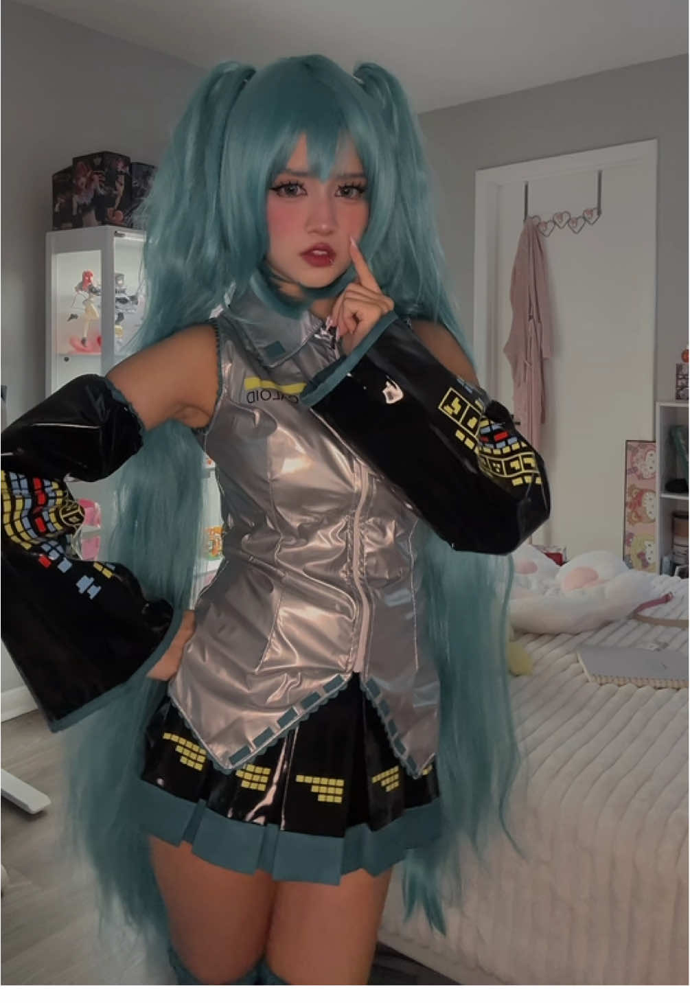 i forgot to put on her tie😫 #hatsunemiku #hatsunemikucosplay #cosplayergirl #anime #fyp 