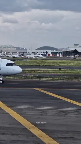 De los arrendados de VIVA-SKY por primera vez en MMMX ✨️ Recordemos que hacen vuelos frecuentes pero a MMSM✈️  #vivaaerobus  #aeropuerto  #airbus  #planespotting  #cdmx 