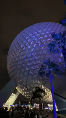 I could stand here for hours and watch this  #disney #spaceshipearth #epcot #disneyparks #florida 