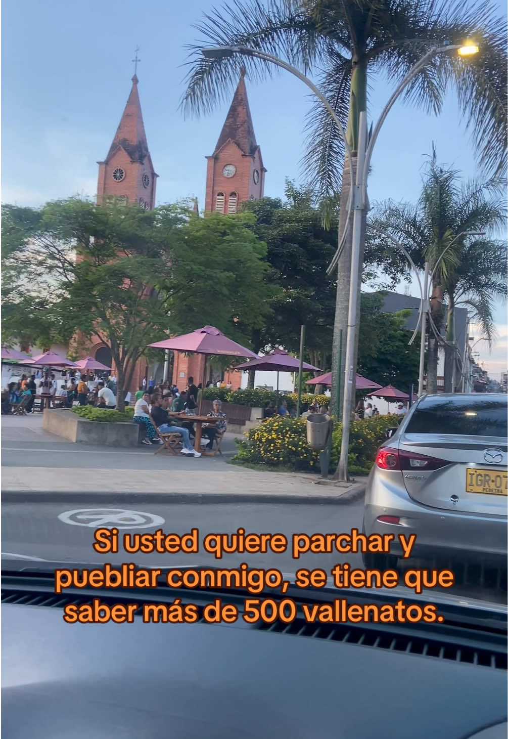 Si usted quiere parchar y puebliar conmigo, se tiene que saber más de 500 vallenatos.