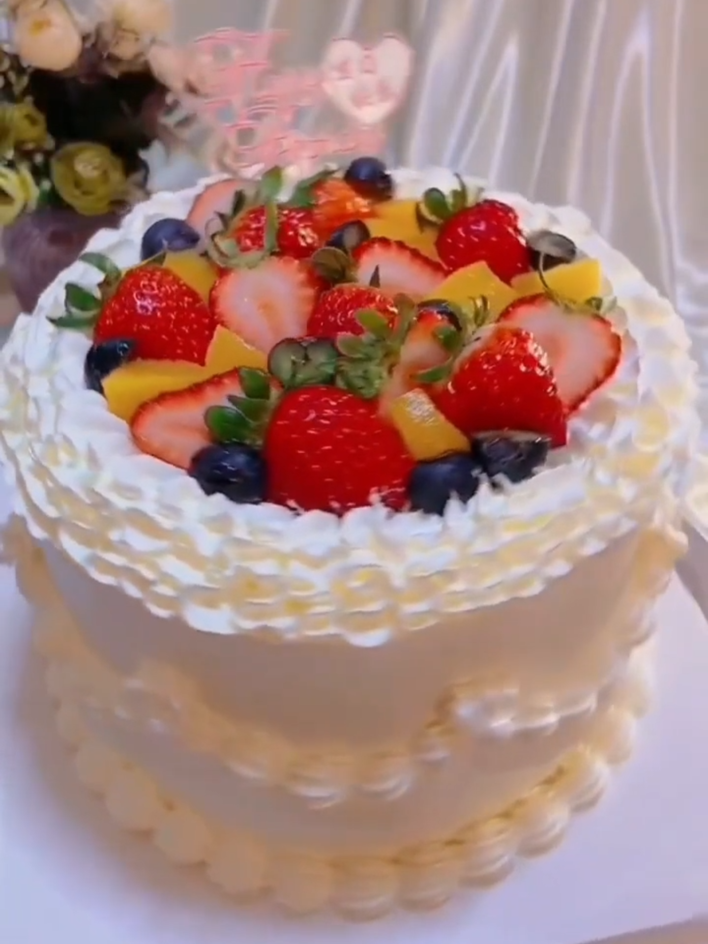 pastel de celebración decorado con fruta #cake #cakedesign #pastel #bolo #cumpleaños #birthday #cakedesigner #cakeartist #fiesta #decoraciondepasteles #pasteleria #crema #frutas