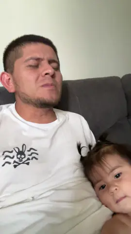 No se si mi niña quiso cantar conmigo o me regañó 🤣 ustedes que creen?