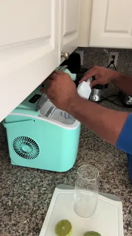 Con este  Icemaker puedes hacer tu hielo con tu agua favorita. Así tus bebidas no saben a cloro o agua filtrada. Recomendado #icemaker #tiktokshop 
