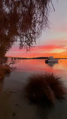 Heavens door… #knockingonheavensdoor #sunriselovers #sunrisers #riverside #riverlife