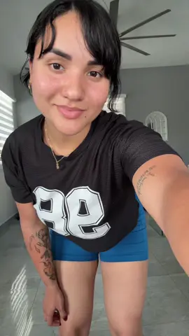 Subiendo el tiktok pensando en cómo bañarme después de entrenar y con agua fría por qué no hay calentador 😭😭
