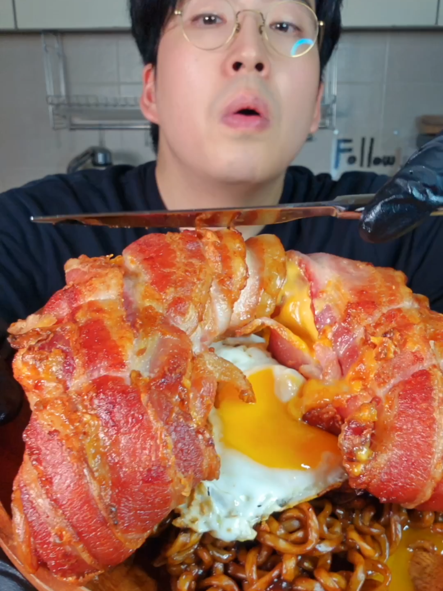 Cheese Bacon Roll with Korean Black Bean Instant Noodles (Jjapagetti) 🌭🧀🥓🍝😝 소세지 치즈 베이컨 롤 + 짜파게티 [Recipe] 1. Wrap the kielbasa sausage with cheddar cheese and bacon! 2. Tie it with cooking twine so the bacon doesn’t fall off! 3. Air-fry at 200°C for 20–25 minutes! (Flip occasionally!) 4. Cook the Chapagetti noodles! 5. Fry an egg! 6. Prepare all the ingredients and enjoy them together! 🌭🧀🥓🍝😝 1. 킬바사 소세지에 체다치즈와 베이컨을 말아줍니다! 2. 요리용 명주실로 베이컨이 떨어지지 않게 묶어줍니다! 3. 에어프라이어에 200도에서 20~25분 돌려줍니다! (중간 중간 뒤집어줍니다!) 4. 짜파게티를 끓여줍니다! 5. 계란을 구워줍니다! 6. 모든 재료를 준비하고 맛있게 먹어줍니다! . . . It was a bit salty, but I still enjoyed it so much🤤 I just love munching away like this😍 But it seems there was a problem with the camera, so the frames came out weird😀 I tried to cover it up with editing, but if it feels uncomfortable to watch, I hope you can understand😘 🌭🧀🥓🍝😝 좀 짜긴 했지만 맛있게 잘 먹었음다🤤 우걱우걱 먹는 게 너무 좋음다😍 그런데 카메라에 문제가 생겼는지 프레임이 이상하게 촬영됐음다😀 편집으로 커버는 많이 했지만 시청하시기에 불편하시다면 양해 부탁드림다😘 Score: 6.5 / 10 . . . . . #Fyp #fypシ #cooking #food #Foodie #추천 #요리 #먹방 #mukbang #homecooking #EasyRecipes #foodasmr #asmr #cookingasmr #koreancooking #cookingshow #kfood #koreanhomecooking #Kemakase #kemakase #킬바사 #소세지 #치즈 #체다치즈 #베이컨 #짜파게티 #kielbasa #sausage #cheese #cheddar #bacon #baconroll #instantnoodle #blacknoodle #blackbeannoodle #chapagetti