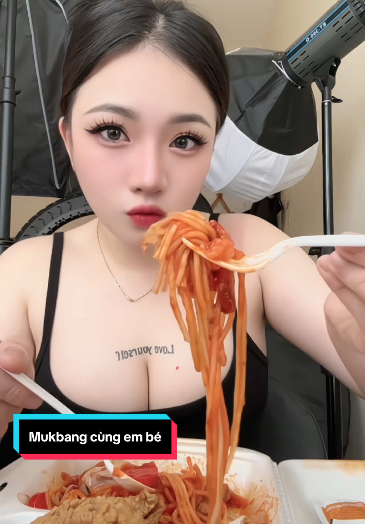 Mukbang cùng em bé tròn xoe#Tuminh #idolface #xuhuong #embedangyeu #mukbang #jollibee 
