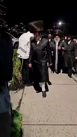 Shavita fish owner introduces himself to Satmar Rebbe R Aharon and receives his blessing. 🌴🌴😊😊 #hasidic #jewish #Satmar #Rebbe 