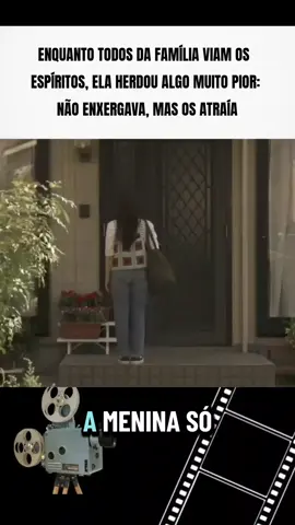 Enquanto todos da família viam os espíritos, ela herdou algo muito pior: não enxergava, mas os atraía #filmes #filmesparaassistir #cenasdefilme #viraltiktok #foryou 