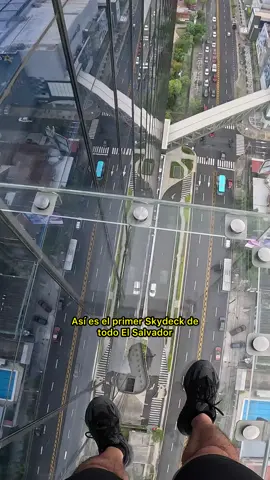 Nos subimos al primer Skydeck de todo El Salvador ubicado en Millenium Plaza en San Salvador 🇸🇻😱 ¿Te subirías? #elsalvador #elsalvador🇸🇻 #elsalvador4k #elsalvador503 #viajes 