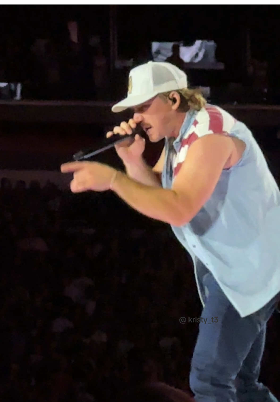 The head jerk when he sings “when I break your heart in two” 🥵🥵 #morganwallen #imtheproblemtour2025 #clevelandnight1 #huntingtonbankfield #kissherinfrontofyou 