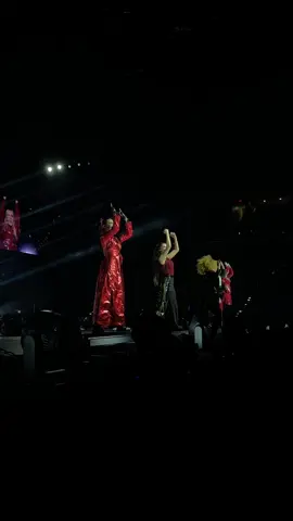 opening song for worlds collide tour was actually a fever dream @Malia:)  @Kylie Cantrall @Freya Skye #dzworldscollidetour #maliabaker #kyliecantrall #freyaskye #fyp 