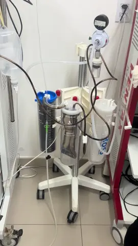 Hemorragia digestiva - 2.500 ml de sangue 🩸 aspirado do estômago. #endoscopia #hemorragiadigestivaalta #bizarrotiktok #enfermagemnotiktok #emergencia 