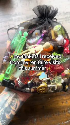 It’s like looking at a page from the “I Spy” books✨ @WanderingInTime | PNW RenFaire #washingtonrenfaire #washingtonrenaissancefaire #washingtonmidsummerrenaissancefaire #trinkettrading #renaissancefaire