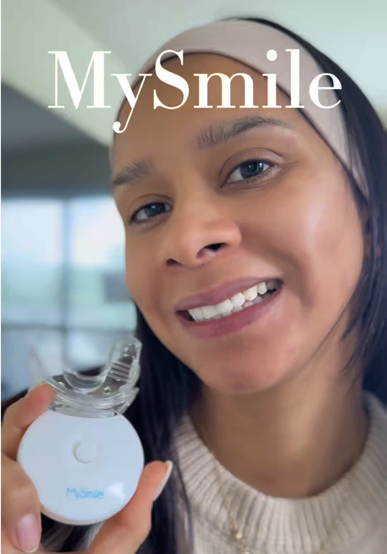 Llevo un par de semanas usando el kit de blanqueamiento dental MySmile y estoy realmente impresionada con los resultados. La luz LED hace que el proceso sea rápido y sencillo, y me encanta que solo dure unos 10 minutos por sesión. El gel no causa sensibilidad, lo cual es una gran ventaja para mí, ya que normalmente tengo problemas con los productos blanqueadores. Ya he notado que mis dientes lucen varios tonos más blancos, especialmente con manchas de café y vino. Sin duda, lo recomiendo si buscas resultados profesionales en casa.  #mysmile #mysmilewhiteningkit #mysmileteethwhitening  @MySmile_US 