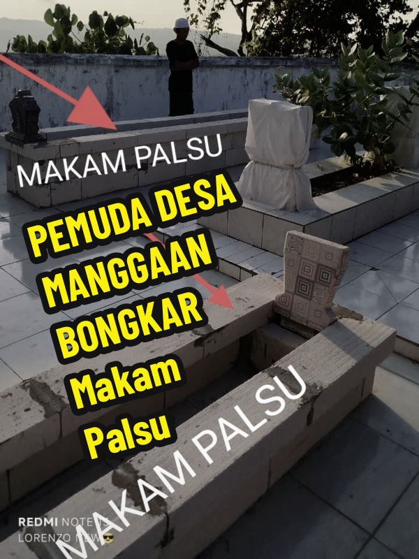 Menurut keterangan masyarakat di sekitar lokasi makam, Ada mobil masuk membawa bahan bangunan yang mengaku dari desa ketapang . Sudah 1 minggu makam palsu itu berada. Di lokasi makam BHUJU' BERUNG Desa Manggaan Kecamatan Mo dung. Lokasi bujuk berung berada ada atas bukit perbatasan desa manggaan antara desa Pakaan laok, Warga sekitar berdatangan karena ada makam baru. Pemuda desa manggaan klarifikasi ke para tokoh desa dan kepala desa mangaan ternyata tidak mengetahui siapa dan dari mana mobil pengangkut bahan bagunan yang di jadikan  makam tersebut.  Tepatnya pada hari selasa pagi pemuda desa manggaan Ramai-ramai membongkar dua makam palsu itu yang berada di dalam pagar berdampingan dengan bujhuk bhereng. Bhujuk bhereng adalah makam sepuh yang dari dulu haya ada satu makam, Kyai haji  romo usman al ishaki sering berada di makam tersebut sampai sekarang palenggiennya masih ada. PELAJARAN bagi kita semua agar tetep menjaga makam, Guru, Ulama & Sesepuh. Dengan Cara rutin berziarah  serta merawat agar tidak di manfaatkan tangan tangan jahad. #makam #palsu #trending #viral #fyp @bramata045 @mas_dewan @desa.manggaan 