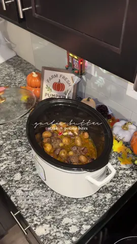 Another fall recipe!!! My MIL's fav-Garlic butter steak bites🥩🥔🧄🧈 #foryou #fyp #garlicbutter #EasyRecipe #crockpot 