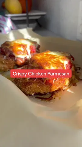CRISPY CHICKEN PARMESAN!  The most classic (irresistible) dish that will become a weeknight staple cause it’s a true show-stopper!  #chicken #chickenparmesan #chickenrecipes