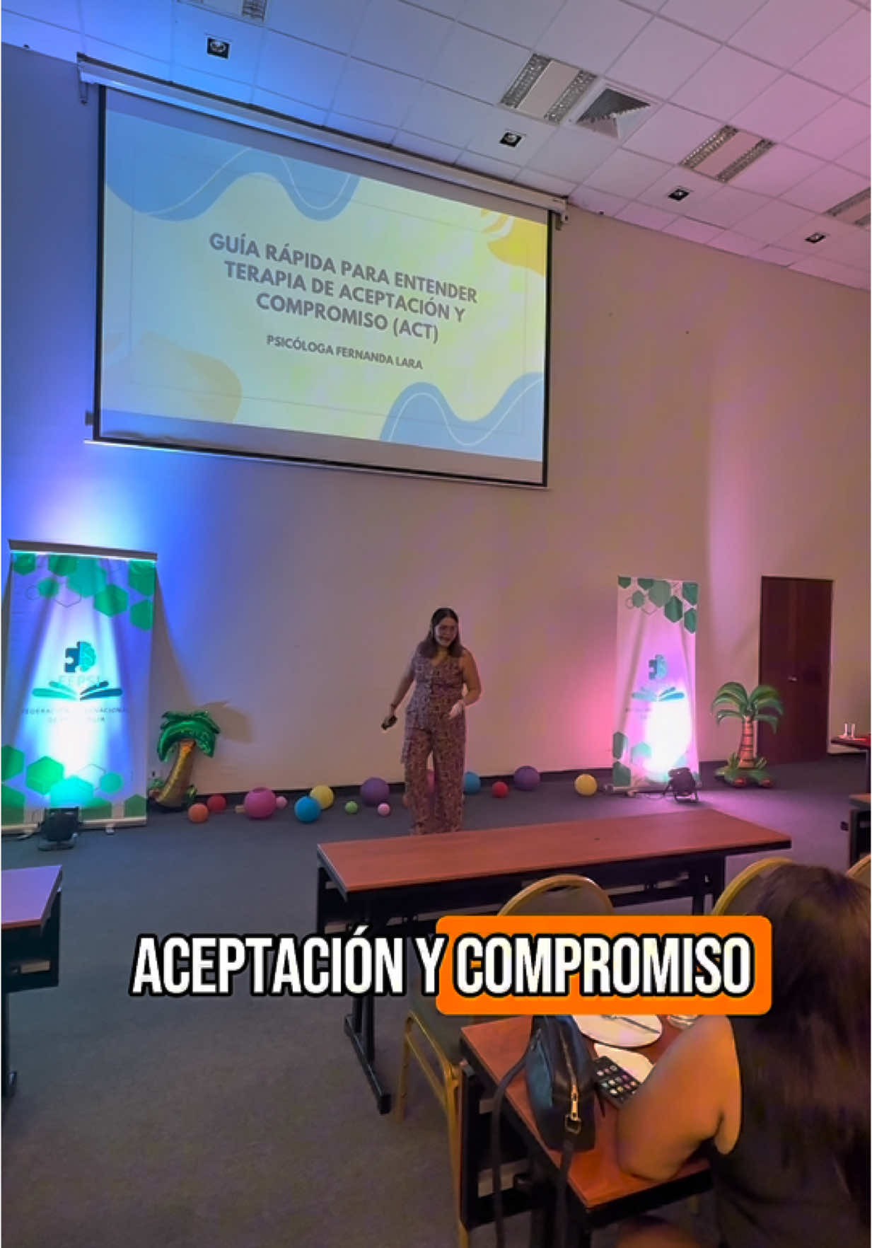 ✨ Bienvenidos a ACT ✨ La Terapia de Aceptación y Compromiso nos invita a mirar el dolor como una parte natural de la vida, no como un enemigo del que hay que huir. En este primer ejercicio exploraremos un proceso central de ACT: la defusión cognitiva. Se trata de aprender a observar nuestros pensamientos por lo que son —palabras e historias que aparecen en la mente— y no como verdades absolutas que nos atrapan o limitan. Porque cuando quedamos enganchados a lo que pensamos, corremos el riesgo de alejarnos de lo que realmente nos importa. Este ejercicio es una oportunidad para dar un paso atrás, mirar la mente con curiosidad y abrir espacio para elegir cómo queremos vivir. 🌱 #psicofers #psicologia #terapia #psicoterapia 