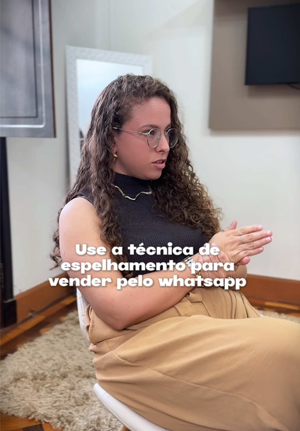 Pode ser que você esteja errando nisso aqui!!! Muitas vezes ficamos confusas em como falar com a cliente, se mandamos áudio ou não, enviamos PDF, ou não, enfim, são várias possibilidades. Mas agora você aprendeu uma técnica simples e eficiente que se chama ESPELHAMENTO. Você já tinha ouvido falar dessa técnica? #tecnicadevendas #salaodebeleza #auladevendas 