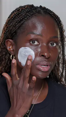 First time I tried this moisturizer with spf 30 I thought it was matte, today it’s looking glowy AF! But I don’t mind a glow on my natural skin so we move! Mentionable ————— @Neutrogena Collagen Bank  (Not the nighttime one)   #spf #spfmoisturizer #darkskinspf #neutrogenacollagenbank 