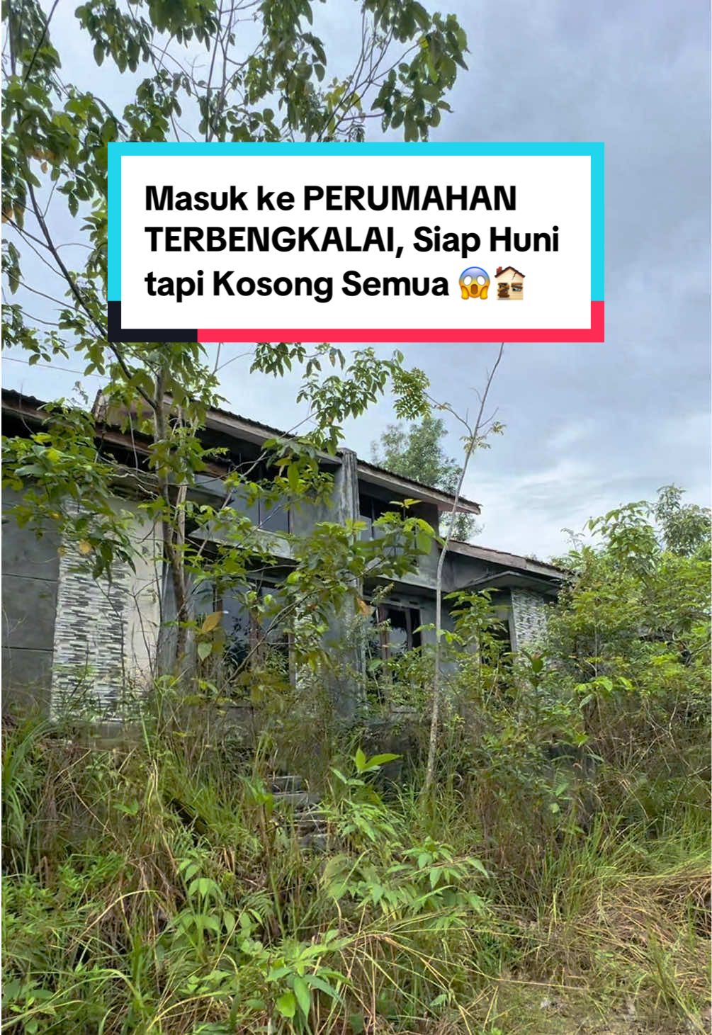 Dulu direncanakan jadi hunian, sekarang perlahan diambil alih oleh alam. Cantik tapi sepi, indah tapi tak berpenghuni. 🌿🏚️ #abandonedplaces #urbanexplorer #perumahanterbengkalai 