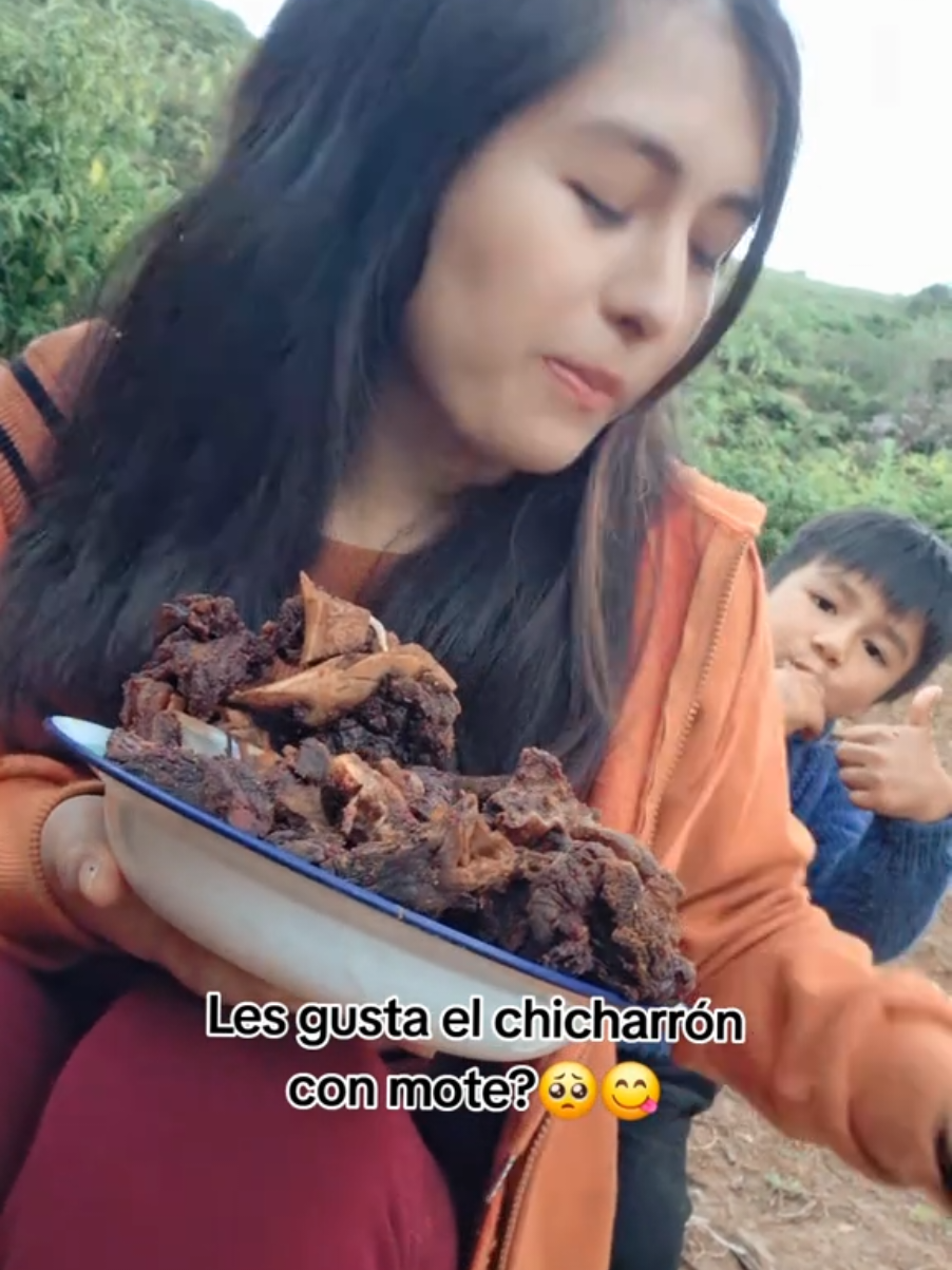 😋😍 chicharrón de chancho, en jogon de leña quién no quisiera a quién le recuerda??❤️Ig.rous🌹 #paratii #campo #comida #fypシ゚   #campesina  Huanuqueñabonita❤️ almuerzo