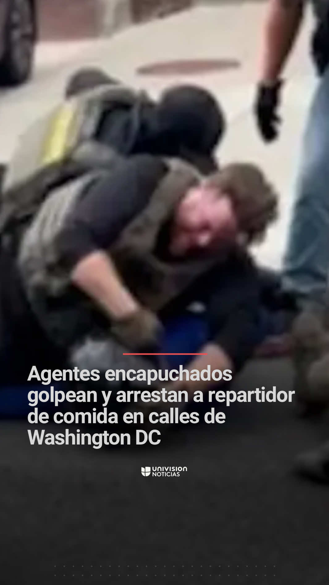 ➡️ Agentes encapuchados golpean y arrestan a repartidor de comida en calles de Washington DC.  El video, compartido por @We are a newspaper. , muestra el brutal arresto de un hombre que fue identificado como un ciudadano venezolano por una portavoz del Departamento de Seguridad Nacional. Más detalles en el link del video 🔗. #arresto #WashingtonDC #inmigrante #venezolano #uninoticias 