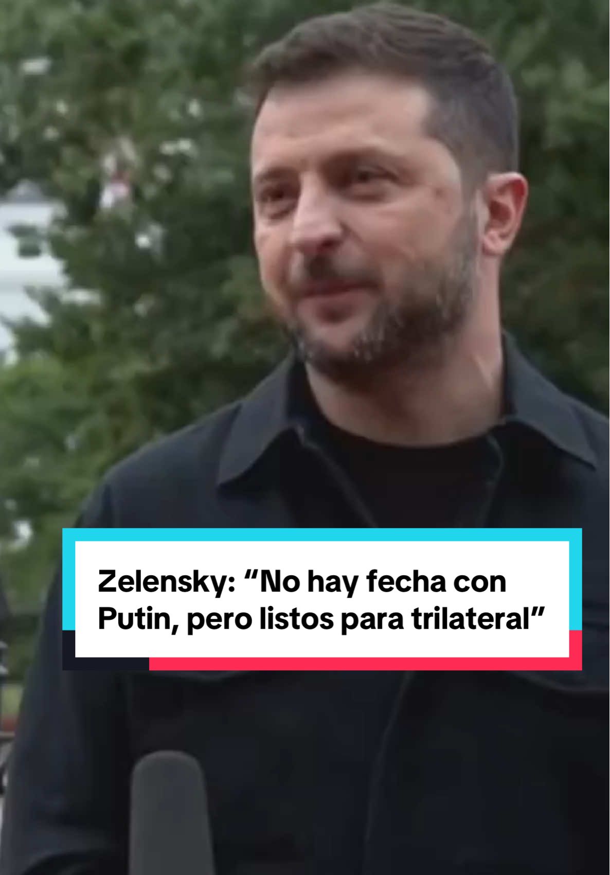 🇺🇦 Volodomyr Zelensky sobre una reunión con Putin: “No tenemos fecha. Tras esta productiva reunión confirmamos que estamos listos para un encuentro trilateral”. La declaración se dio tras los encuentros en Washington junto al presidente Donald Trump y líderes europeos, que buscan abrir el camino hacia un diálogo de paz. #Zelensky #Putin #Trump #Ucrania #Rusia 