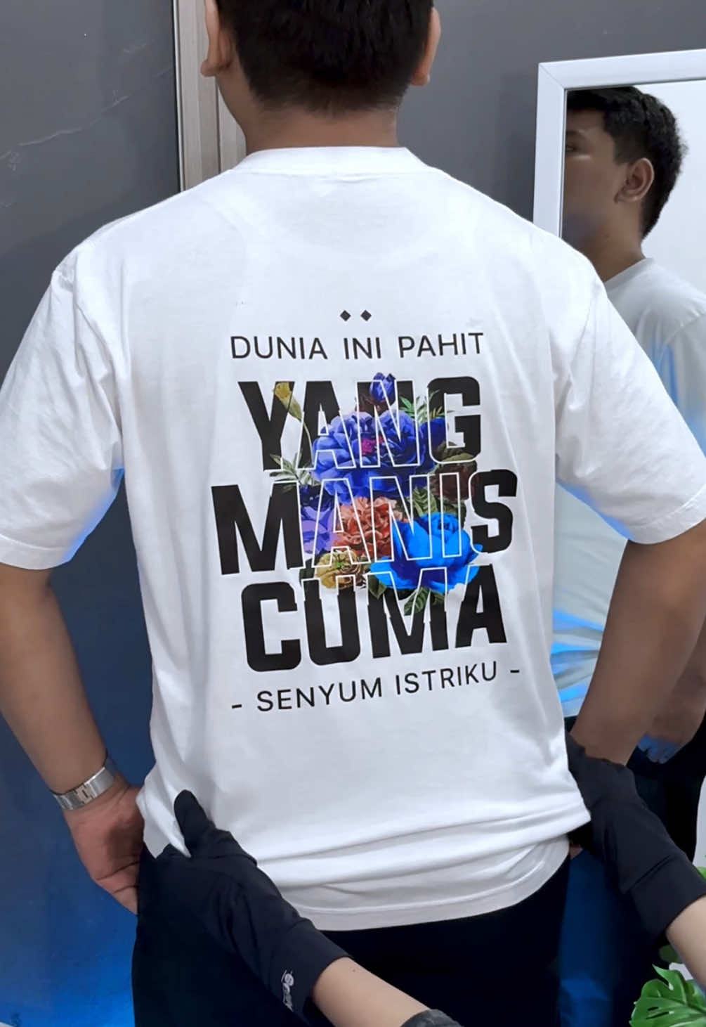 Bucin kok pas pacaran doang, udah nikah masih berani bucin kaya gini gak? 😌😎 #kaosviral #ootdpria #outfitpria 