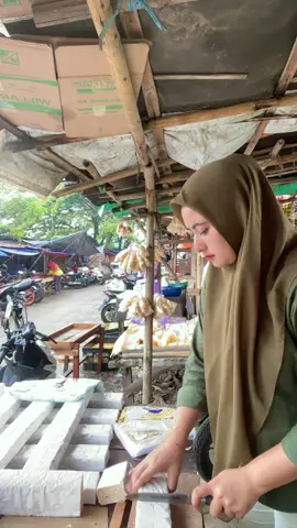 Tukang tempe harus semangat meskipun hujan #fyp #fypシ゚viral #viral #fypviral 