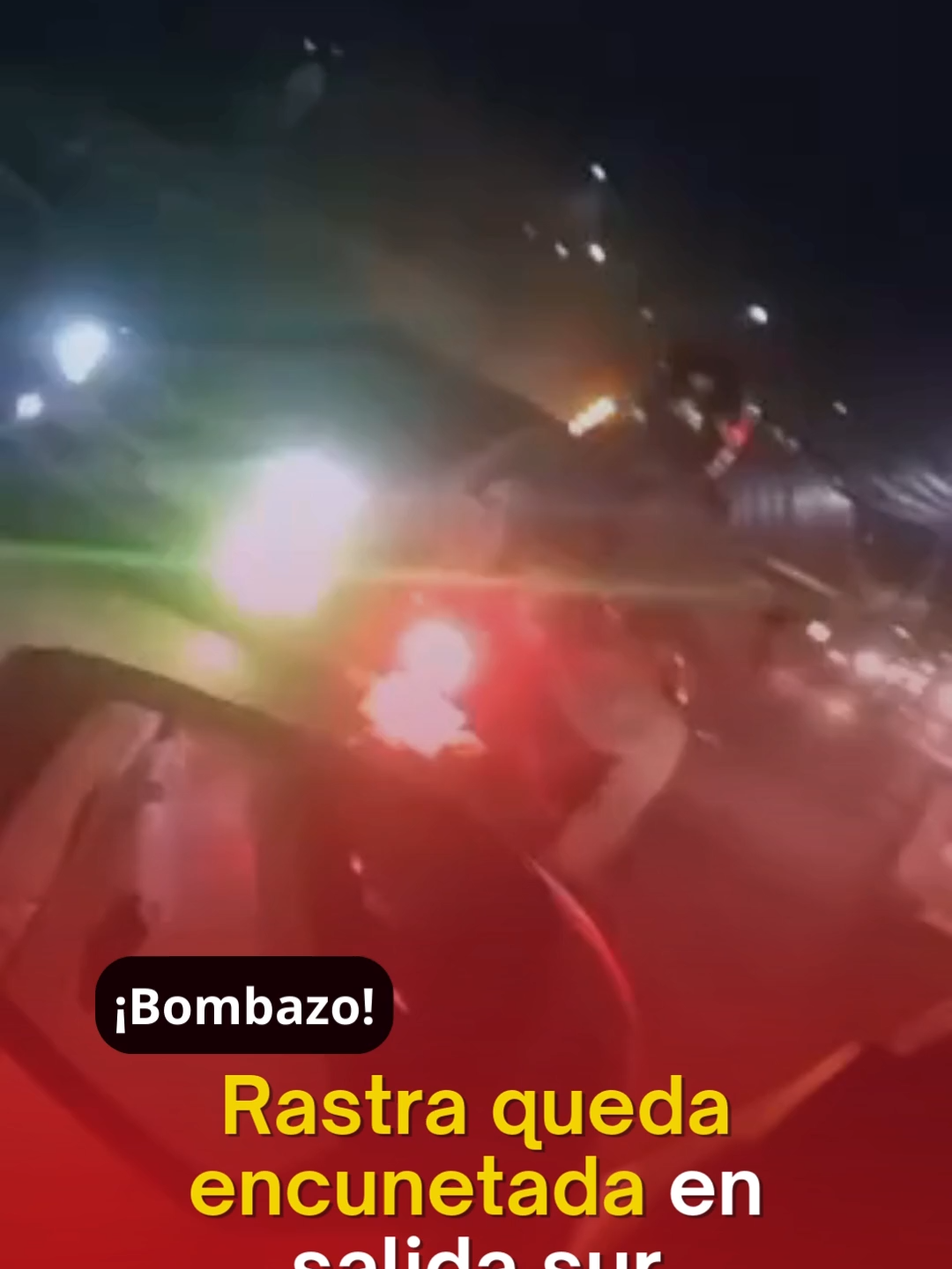 #QHuboTVNoticias | 🚨Bombazo🚨Rastra queda encunetada en salida sur🚨 Una rastra sufrió un accidente y terminó encunetada en la salida al sur, provocando tráfico lento en la zona. Las autoridades de tránsito trabajan para remover el vehículo y normalizar la circulación. El incidente genera demoras para los conductores, por lo que se recomienda tomar rutas alternas mientras se despeja la vía. #Noticias #Bombazo #Rastra #Salida #Sur