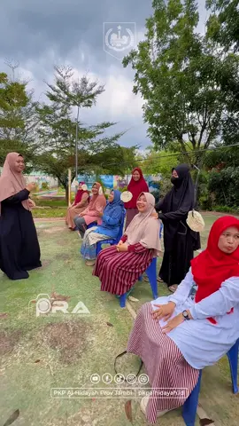 Ternyata kalau ibu-ibu PKP Al-Hidayah sudah turun ke arena lomba, suasananya auto pecah! Seru, rame, heboh, plus penuh tawa. Begini nih cara kita rayakan 17 Agustus: dengan semangat, kebersamaan, dan happy bareng 🎉🇮🇩