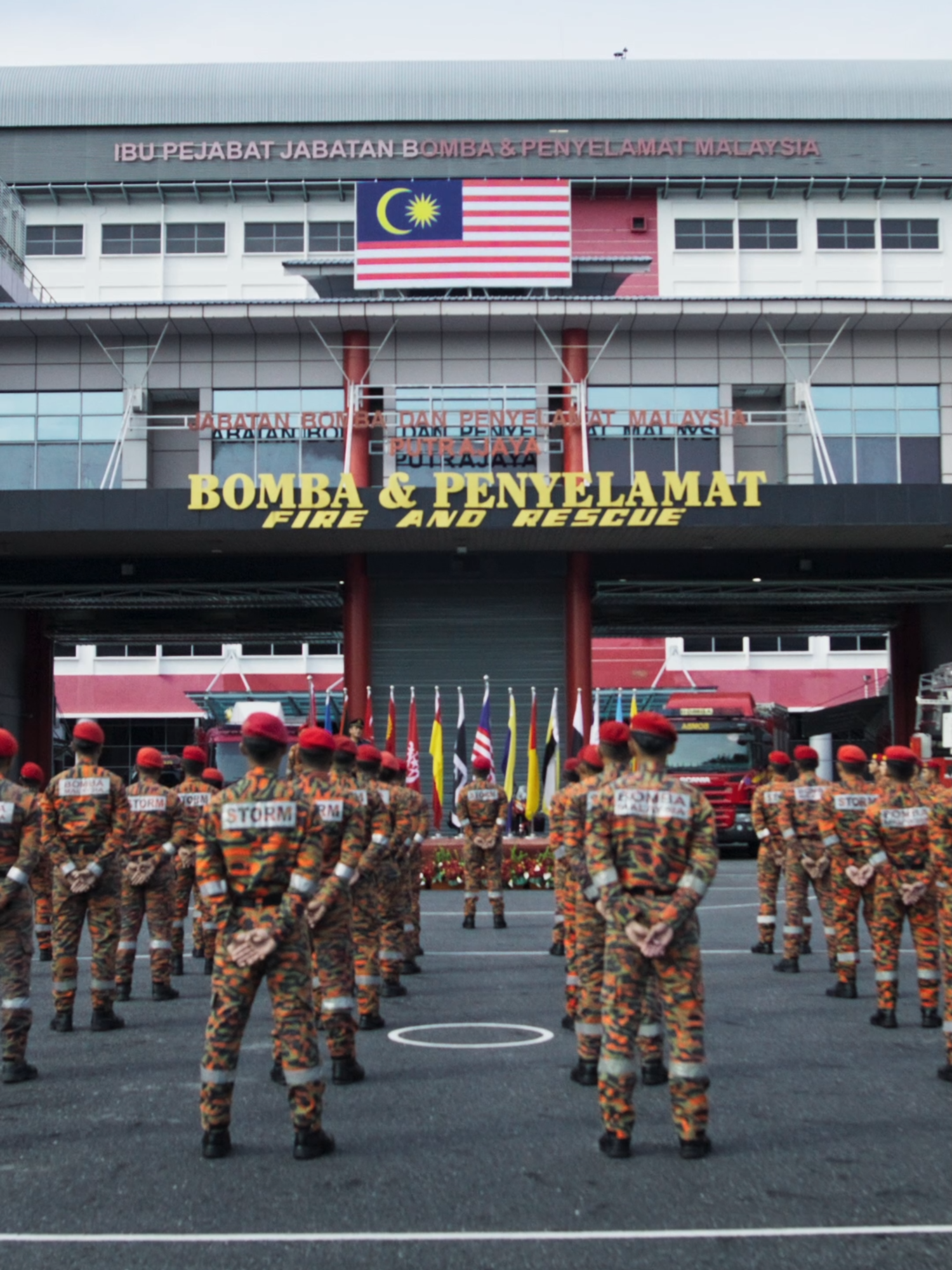 Every unsung hero deserves the highest honor for their courage and selflessness in protecting our nation. You are the true HONOR of Malaysia. Like our heroes, HONOR’s toughest smartphone is built to take on any challenge. Spot it in LEGASI: BOMBA THE MOVIE—can you guess which phone it is? #HONOR #HONOROfMalaysia