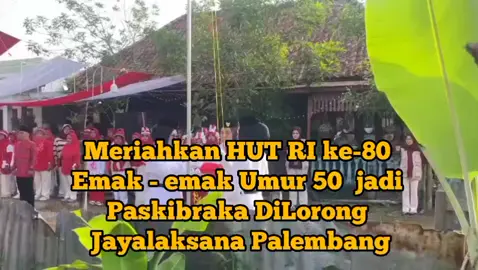 Manaberita.com – Suasana berbeda terasa di Lorong Jayalaksana, RW 03 Kelurahan 3/4 Ulu Palembang saat masyarakat setempat menggelar upacara peringatan HUT Kemerdekaan RI ke-80, Minggu (17/8).  Upacara berlangsung khidmat dan penuh semangat, namun yang paling menarik perhatian adalah petugas paskibraka yang seluruhnya berasal dari kalangan ibu-ibu warga sekitar. Dengan langkah tegap dan gerakan penuh percaya diri, para ibu-ibu itu mengibarkan Sang Merah Putih di hadapan masyarakat yang hadir.  Meskipun bukan pasukan terlatih, penampilan mereka justru memancarkan semangat kemerdekaan yang tulus dan membangkitkan rasa bangga bagi warga yang menyaksikan. Banyak yang memberikan tepuk tangan meriah usai prosesi pengibaran bendera berlangsung lancar dan khidmat Bertindak sebagai inspektur upacara, tokoh masyarakat setempat Arifin Kalender yang dikenal sebagai aktivis pembela rakyat.  Dalam amanatnya, ia menegaskan bahwa semangat perjuangan tidak hanya milik generasi muda, tetapi juga menjadi bagian dari kaum ibu yang memiliki peran besar dalam menjaga persatuan dan kebersamaan di lingkungan masyarakat. “Memang kali ini perayaan di sini sangat istimewa, apalagi ibu-ibunya.  Mereka semangat mempersiapkan upacara ini sejak dua minggu lalu, berlatih setiap harinya” ujar Arifin usai pelaksanaan upacara. Ia menambahkan, hal tersebut menjadi bukti bahwa peringatan kemerdekaan bukan hanya seremonial, melainkan wadah untuk mempererat persaudaraan antarwarga. Antusiasme warga terlihat dari ramainya peserta yang hadir, mulai dari anak-anak hingga orang dewasa, semua tumpah ruah mengikuti jalannya upacara. Seusai pengibaran bendera, acara dilanjutkan dengan berbagai lomba tradisional seperti balap karung, tarik tambang, dan makan kerupuk yang semakin menambah semarak suasana.  Perayaan HUT RI ke-80 di Lorong Jayalaksana ini meninggalkan kesan mendalam bagi masyarakat sekitar. Semangat ibu-ibu yang menjadi paskibraka menjadi simbol bahwa jiwa nasionalisme dapat tumbuh di setiap kalangan, tanpa batas usia dan gender. Dari lorong kecil di Palembang, pesan besar tersampaikan: kemerdekaan adalah milik semua, dan semangatnya akan terus menyala sepanjang masa. (md) #vídeo #viral #pyfツ #fyppppppppppppppppppppppp 