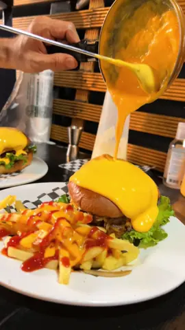 Hamburgesa bañada en queso Cheddar en “Foodtruck Alquimia” modo serio #hamburguesa #foodtruck #cdmx #shavos 