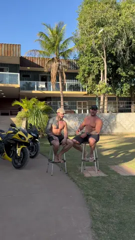 Por muitos anos buscamos aquilo que vendem pra nós como a vida dos sonhos masculina Ter acesso a mulheres, dinheiro, fama. Mas uma vez que conquistamos isso, nos demos conta que por mais caro que custe, não tem valor. É uma vida vazia, egoista , cheia de armadilhas e tóxica para o mundo. Não tem nada de bonito ou valioso, não existe honra. E por acaso nós conhecemos em uma fase onde ambos tínhamos acabado de conquistar tudo isso, e compartilhávamos da mesma insatisfação. Po lucas, sempre acaba no mesmo lugar né ?  Nunca satisfaz, não preenche. Tá, somos conhecidos, mas pelo o que ? Por conquistar garotas? Por ser engraçado? Por ter bens materiais? Não é isso que queremos. Foi quando decidimos como amigos que nós não iríamos mais viver dessa forma, e que poderíamos usar nossa influência e audiencia pra perpetuar essas ideias pro mundo. Construir uma comunidade de pessoas que tb pensam assim, que acreditam que como homens podemos ser muito mais do que os fod0es. Podemos ser legal de verdade. Então decidimos que passaremos os próximos meses nessa casa, documentando todo esse processo onde buscaremos canalizar nossa energia em atividades que nos ajude a construir a pessoa que queremos ser, enquanto abrimos portas pra que outros possam fazer o mesmo. Time chamber brazil.