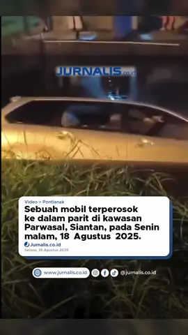Sebuah mobil terperosok ke dalam parit di kawasan Parwasal, Siantan, pada Senin malam, 18 Agustus 2025. #pontianak #siantan #parwasal 