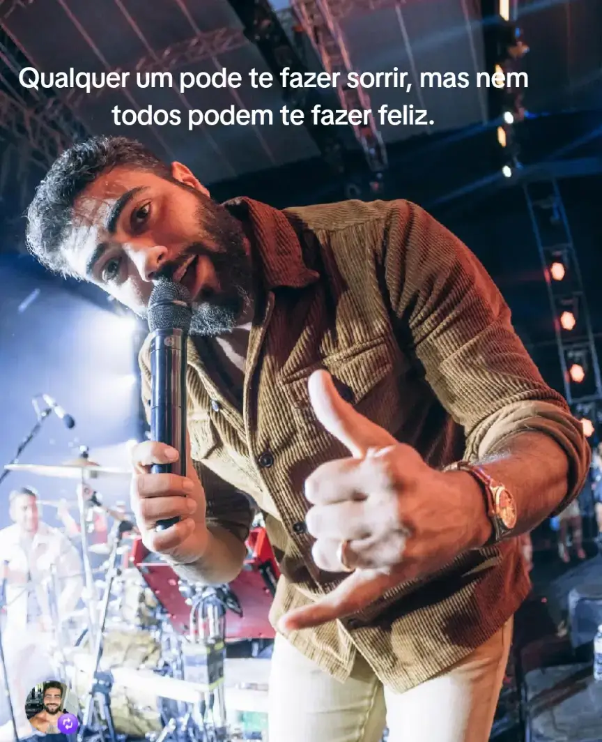 Qualquer um pode arrancar um sorriso seu, ainda que seja por alguns segundos. Um gesto simpático, uma frase engraçada, um olhar inesperado… o sorriso, muitas vezes, é leve, fácil, quase automático. Mas a felicidade… ah, essa é rara, profunda, exige mais do que momentos. Ser feliz não é sobre instantes passageiros, é sobre raízes que se firmam no coração. É sobre alguém que não só te faz rir, mas que também enxuga suas lágrimas quando você não tem forças. É sobre quem permanece, mesmo quando as coisas não são fáceis. É sobre quem entende suas dores, respeita seus silêncios e celebra suas vitórias como se fossem próprias. Sorrir é simples, mas felicidade é compromisso. Não é feita de aparências, mas de verdades. Nem todos têm a capacidade, nem todos têm a coragem de te oferecer isso. Por isso, quando encontrar alguém que não só desperta o riso, mas também constrói paz dentro de você, segure firme. Porque felicidade de verdade é rara — e quando a vida te dá, é tesouro. A B.A Lumberjack of honor 
