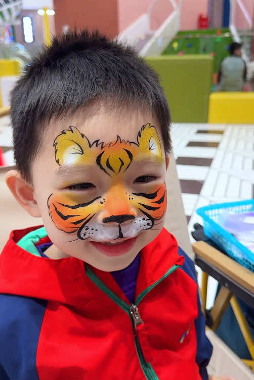 Turning this little one into a fierce and adorable tiger! 🐯✨ Watch as we bring this playful animal to life with a dash of face painting magic! 🎨💖 #tiger #party #arttok #animalart #facepainting #bodypainting #ankabella #parttimejob #facepainter