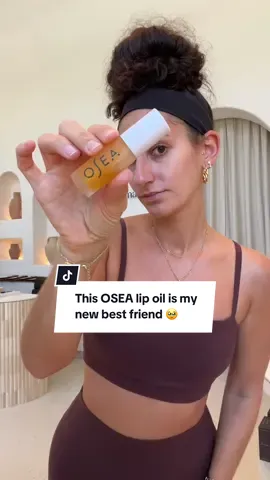 This lip oil actually feels like a lip oil, not greasy and sticky like some of the other ones, but super hydrating! And it has the signature @OSEA Malibu juicy tropical scent I love 🤤🍊🥭 This is coming every where with me!! Use code ALANAREINA10 for a discount ☺️