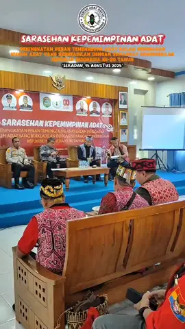 Dewan Adat Dayak (DAD) Kabupaten Sekadau menyelenggarakan Sarasehan Kepemimpinan Adat sebagai ruang pertemuan, diskusi, dan refleksi bersama para pemangku adat, tokoh masyarakat, serta generasi muda Dayak, Jumat (15/08/25). Kegiatan ini menjadi momentum penting untuk memperkuat peran dan tanggung jawab kepemimpinan adat dalam menjaga marwah budaya, menegakkan hukum adat, serta menjawab tantangan zaman yang semakin kompleks. Dengan semangat kebersamaan, Dewan Adat Dayak Kabupaten Sekadau menegaskan bahwa adat bukan sekadar warisan masa lalu, tetapi juga sumber kekuatan untuk menata masa depan yang lebih baik, beradab, dan bermartabat bagi generasi penerus. _ Mari Bersama Mempromosikan Wisata dan Budaya Borneo #TawakBorneo #AyokeBorneo #BorneoKu #KenaliNegerimuCintaiNegerimu