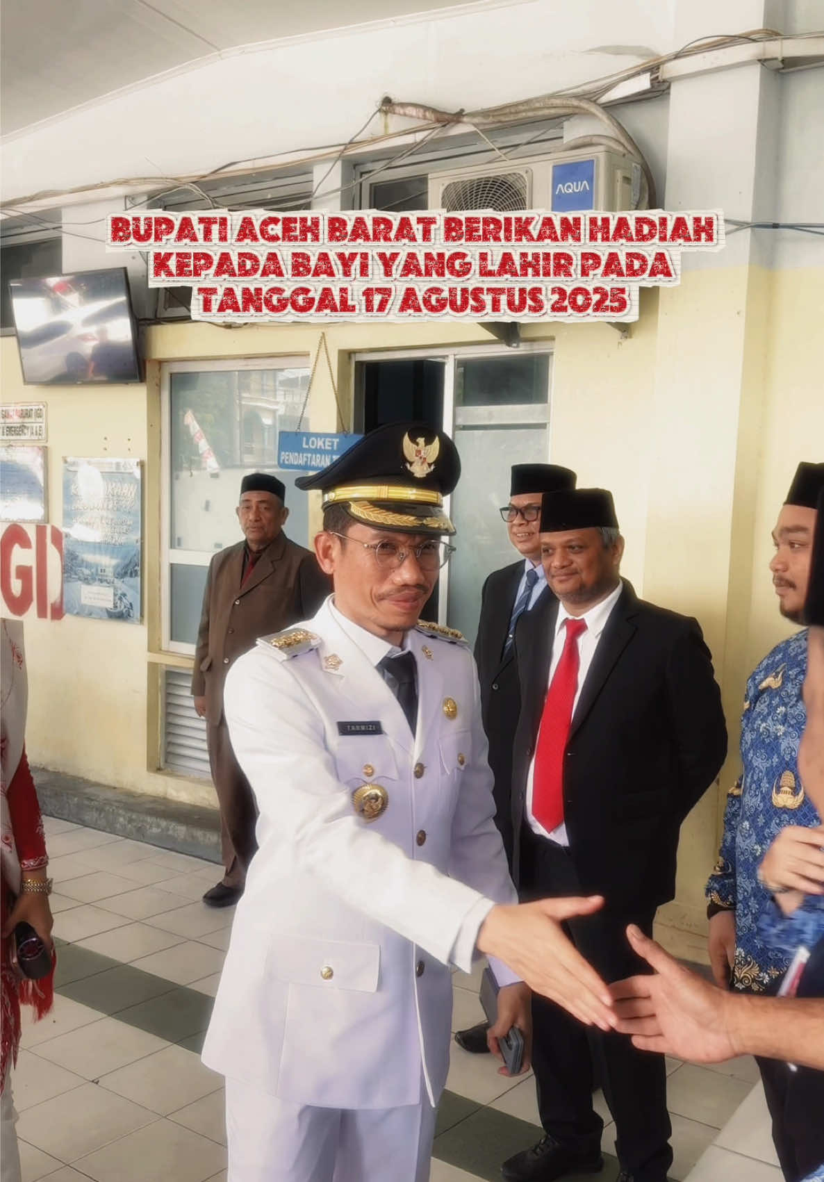 Usai memimpin upacara pengibaran bendera dalam rangka HUT ke-80 Republik Indonesia, Bupati Aceh Barat, Tarmizi SP MM bersama Ketua TP PKK Ny. Afrinda Novalia Tarmizi dan Dandim 0105 Aceh Barat Letkol Inf Hendra Mirza melakukan kunjungan sosial ke Rumah Sakit Umum Daerah Cut Nyak Dhien. Dalam kunjungan itu, Bupati menyapa sejumlah pasien sekaligus memberikan perhatian khusus kepada enam bayi yang lahir tepat pada momen Hari Kemerdekaan. Salah satu dari mereka bahkan merupakan bayi kembar, yang menarik perhatian rombongan. #merdeka80 #bayilahir17agustus #acehbarat #fyp 
