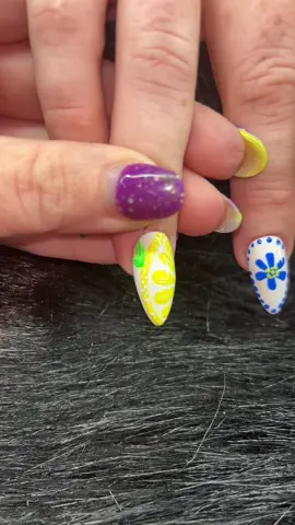 I absolutely love these chunky lines and Lemon #lemonnails #nailedbyleelee #nails #fyp #nailart 