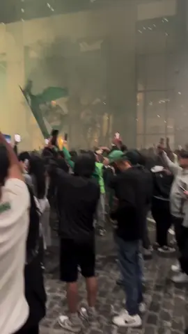 Hinchas de Atlético Nacional realizaron banderazo en Brasil antes del duelo con São Paulo por Copa Libertadores Prensapaisa.com A 24 horas del crucial partido por la Copa Libertadores, cientos de hinchas de Atlético Nacional se hicieron sentir en Brasil con un multitudinario banderazo en apoyo al equipo verdolaga. El encuentro de los aficionados se llevó a cabo en las inmediaciones del hotel de concentración del club, donde las banderas, cánticos y bengalas verdes y blancas encendieron la previa del compromiso internacional. Los hinchas, que viajaron desde Medellín y otras ciudades de Colombia, así como aquellos residentes en territorio brasileño, corearon el nombre del equipo y de varios de sus jugadores, en un gesto de aliento de cara al decisivo enfrentamiento. El banderazo, tradicional entre las barras de Nacional, busca motivar a los dirigidos por el cuerpo técnico en su aspiración de avanzar en el torneo continental más importante a nivel de clubes. Las autoridades locales acompañaron la concentración para garantizar la seguridad y evitar incidentes. Atlético Nacional disputará su partido por la Copa Libertadores este 19 de agosto en el estadio Morumbí frente al histórico São Paulo, en lo que promete ser un encuentro vibrante.