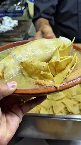 Una latina de @carnes en su julio 🌮! Quesadilla de harina con doble tortilla, frijoles, chile relleno de chilorio con queso ahogada en el jugo de la carne en su jugo 😮‍💨 📍Silvano Barba González 6, Conjunto Laureles, Zapopan #jhfood #carnesensujulio #gdl 